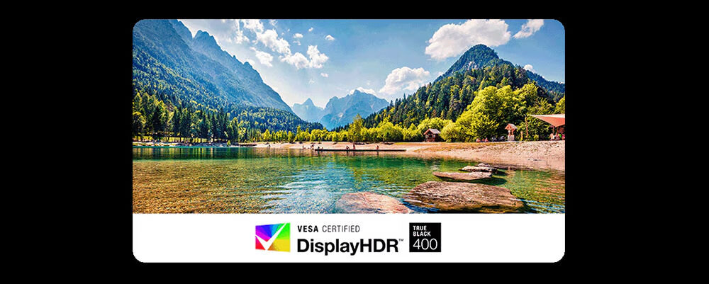 Obraz przedstawia malowniczy krajobraz górski z jeziorem i lasem, z widocznym logo \'VESA CERTIFIED DisplayHDR TRUE BLACK 400\' na dole.