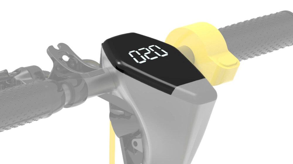 Zbliżenie na kierownicę hulajnogi elektrycznej z wyświetlaczem pokazującym \'020\'. Obok wyświetlacza znajduje się żółty element sterujący.