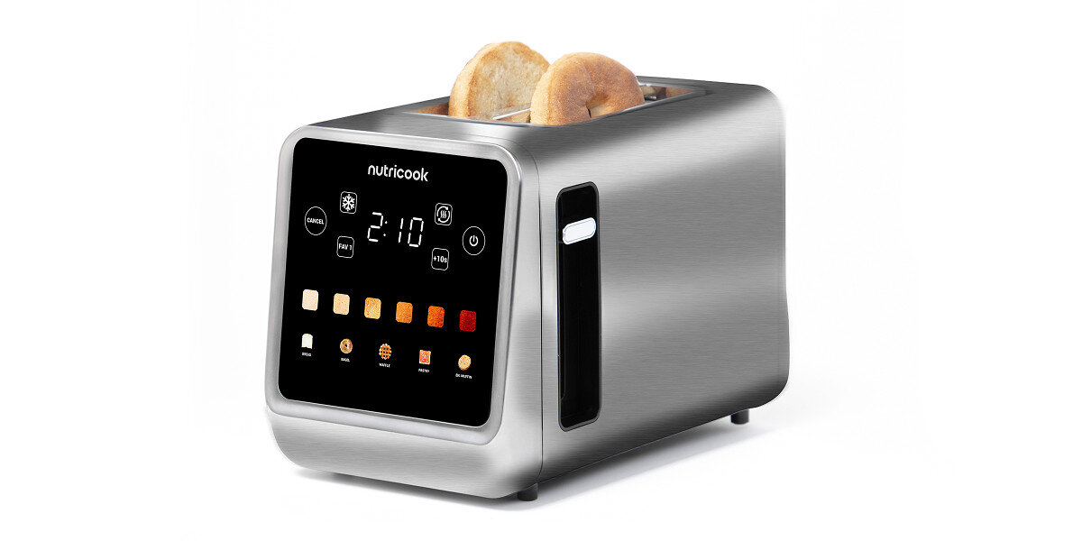 Srebrny toster z dwoma kromkami chleba, posiada czarny panel z wyświetlaczem i przyciskami. Na panelu widoczny jest napis \'nutricook\' oraz cyfry \'2:10\'.