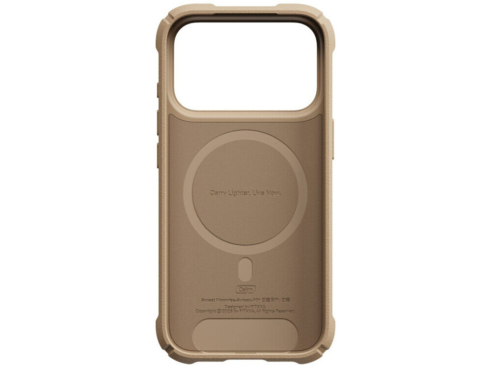 Beżowe etui z dużym otworem na aparat i okrągłym wzorem na środku. Widoczny tekst: \'Carry Lighter. Live More.\' oraz logo \'PITAKA\'.