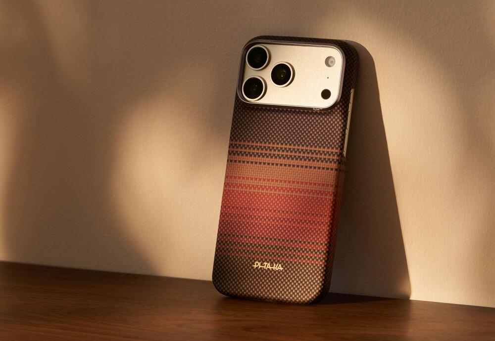 Etui na telefon z gradientowym wzorem w odcieniach czerwieni i brązu, z widocznym logo \'PITAKA\'.