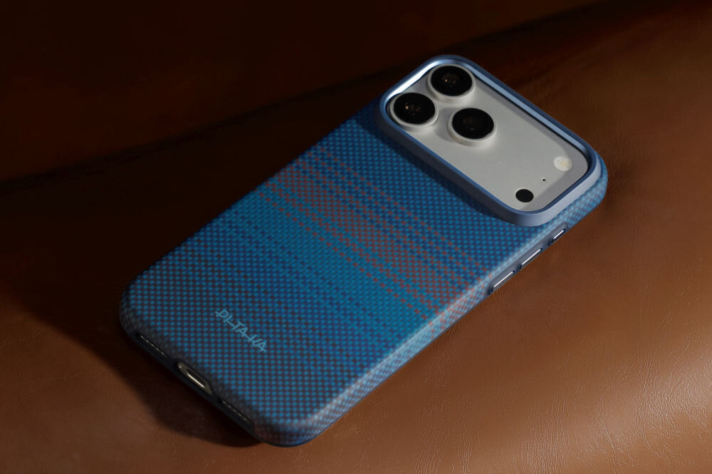 Etui na telefon w kolorze niebieskim z widocznym wzorem, posiada wycięcia na trzy obiektywy aparatu. Na etui znajduje się napis \'PITAKA\'.