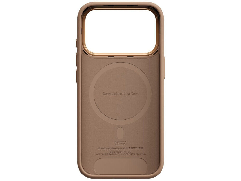 Brązowe etui na telefon z dużym otworem na aparat i napisem \'Carry Lighter. Live More.\' oraz logo \'Summa\'.