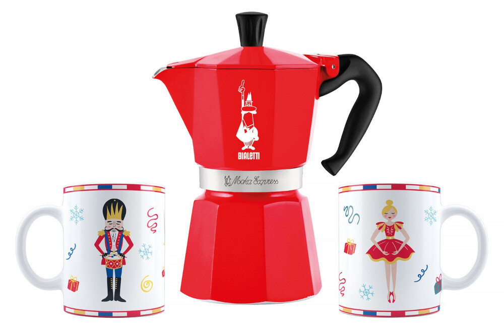 Czerwona kawiarka z logo Bialetti i napisem \'Moka Express\' oraz dwa kubki z motywem Dziadka do orzechów i baletnicy.