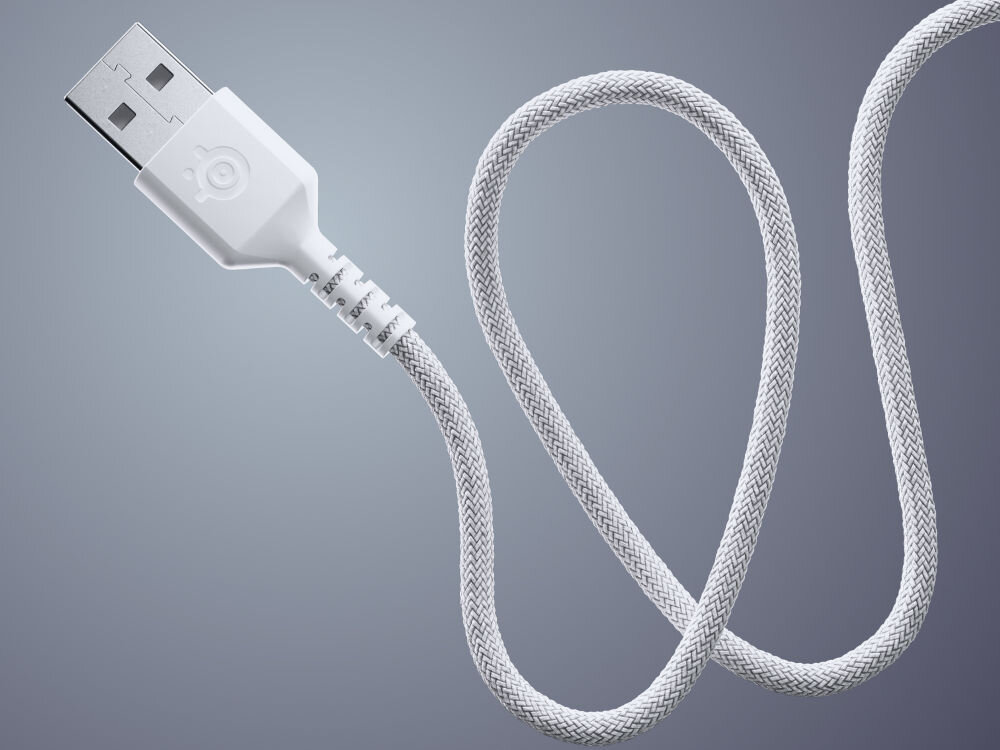 Biały kabel USB z plecioną osłoną, zakończony wtyczką z logo SteelSeries. Kabel jest sfotografowany na szarym tle.