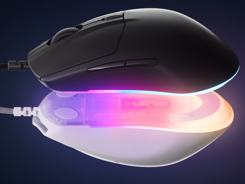 Obraz przedstawia mysz komputerową w dwóch częściach: górna część jest czarna, a dolna biała z podświetleniem RGB. Mysz ma ergonomiczny kształt i widoczne przyciski boczne.