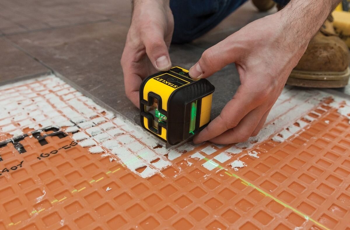 Laser krzyżowy STANLEY CROSS90 STHT77592-1, poziom, pion, wahadło, pionowanie, laser odmierza linie przy pracy przy kafelkach