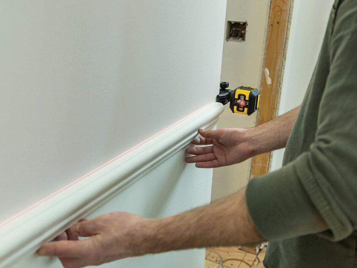 Laser krzyżowy STANLEY Cubix STHT77498-1, laser, precyzja, kostka, mała, Wyznaczanie poziomu dla listwy ściennej laserem.