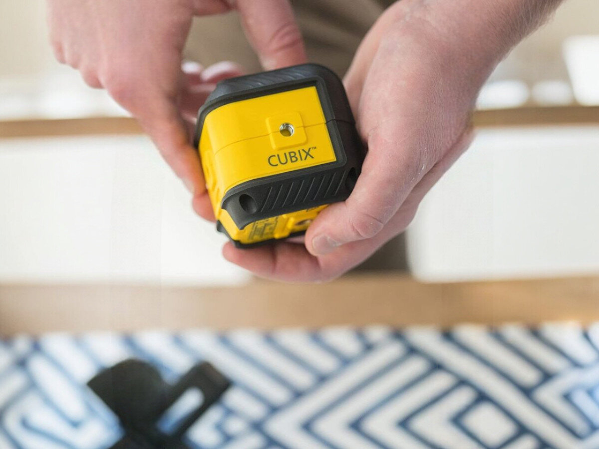 Laser krzyżowy STANLEY Cubix STHT77498-1, skosy, schody, blokada, kąty, Spód lasera Cubix z widocznym gwintem statywu.