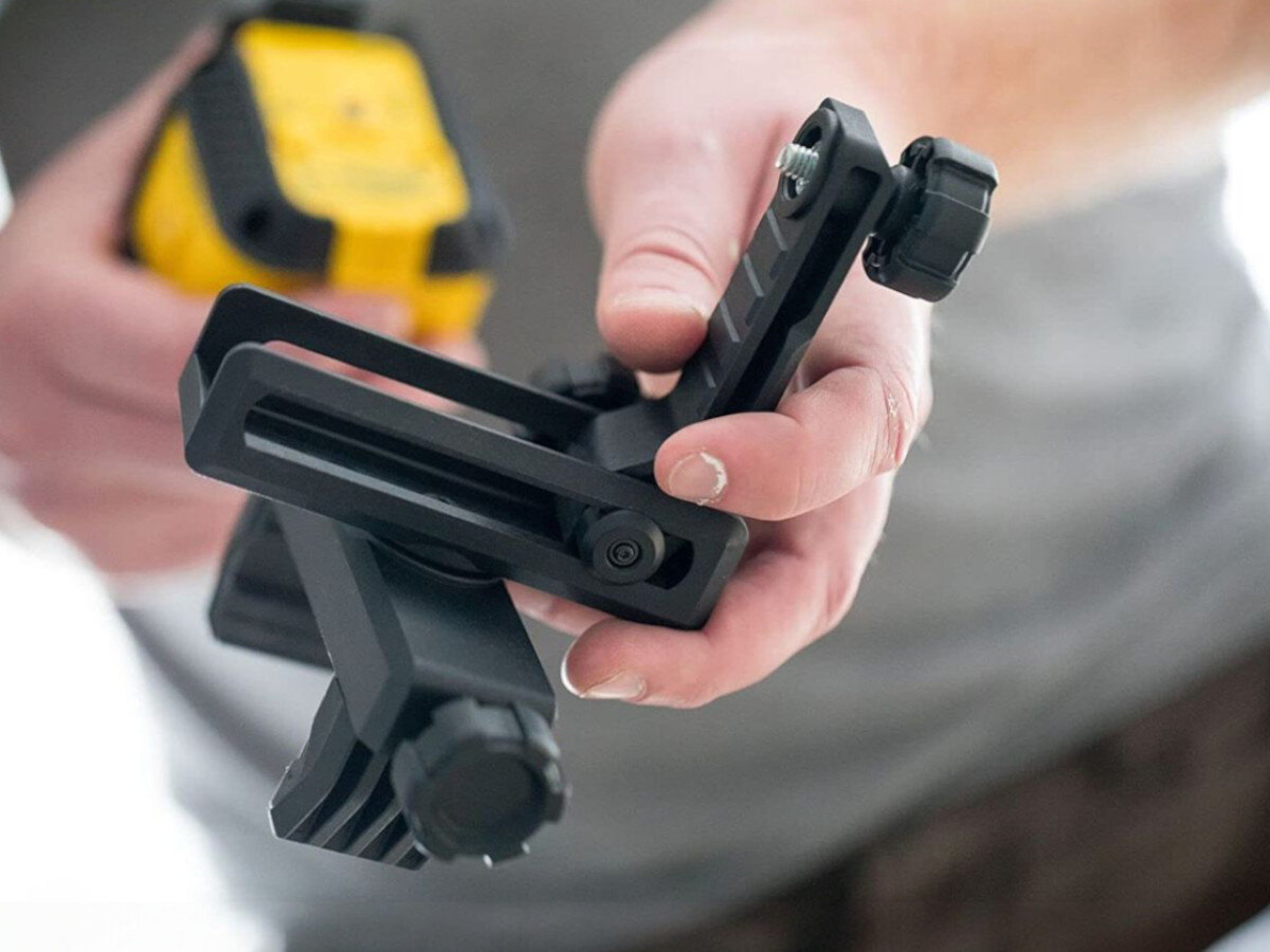 Laser krzyżowy STANLEY Cubix STHT77498-1, pomiar, dystans, wynik, miara, Dłoń trzymająca uchwyt montażowy QuickLink.