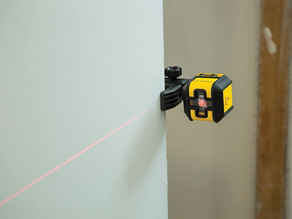Laser krzyżowy STANLEY Cubix STHT77498-1, kostka, obudowa, ochrona, chwyt, Laser krzyżowy na narożniku ściany z linią.