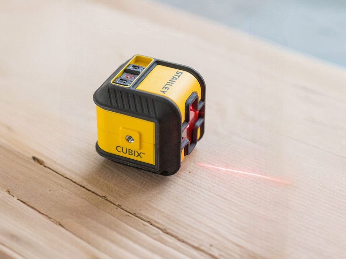 Laser krzyżowy STANLEY Cubix STHT77498-1, wahadło, poziom, czas, praca, Laser Stanley w etui przypiętym do paska spodni.