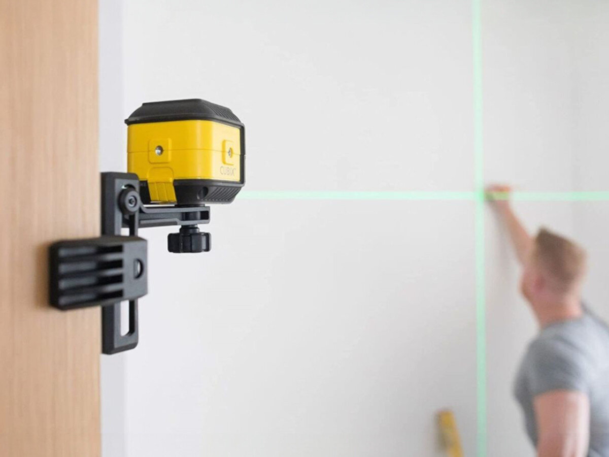 Laser krzyżowy STANLEY Cubix STHT77499-1, laser, precyzja, kostka, mała, Wyznaczanie poziomu dla listwy ściennej laserem.