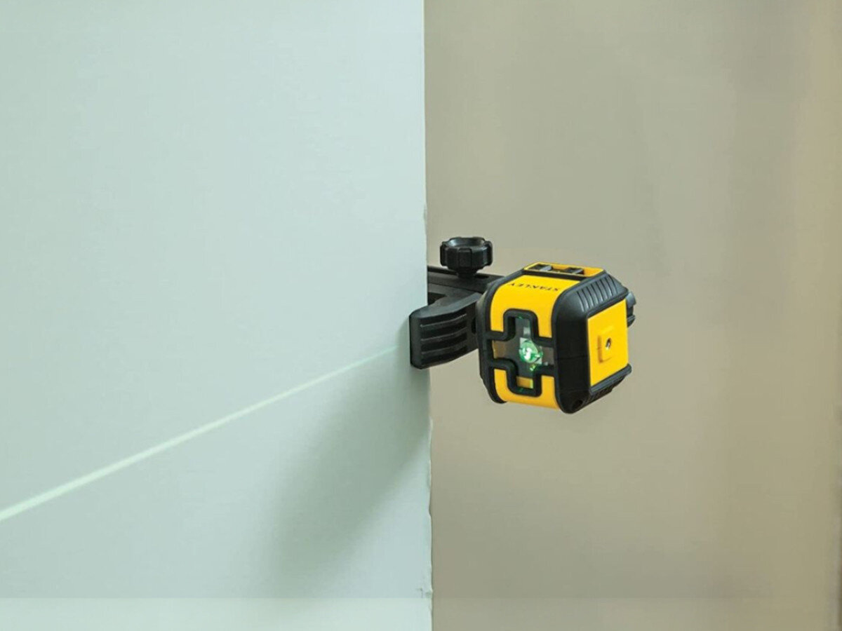 Laser krzyżowy STANLEY Cubix STHT77499-1, wahadło, poziom, czas, praca, Laser Stanley w etui przypiętym do paska spodni.
