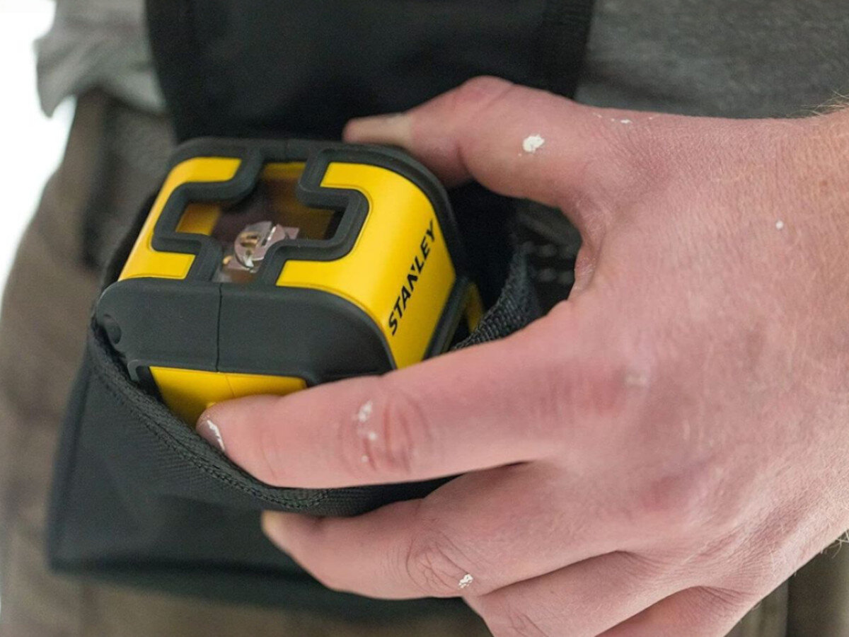 Laser krzyżowy STANLEY Cubix STHT77499-1, skosy, schody, blokada, kąty, Spód lasera Cubix z widocznym gwintem statywu.