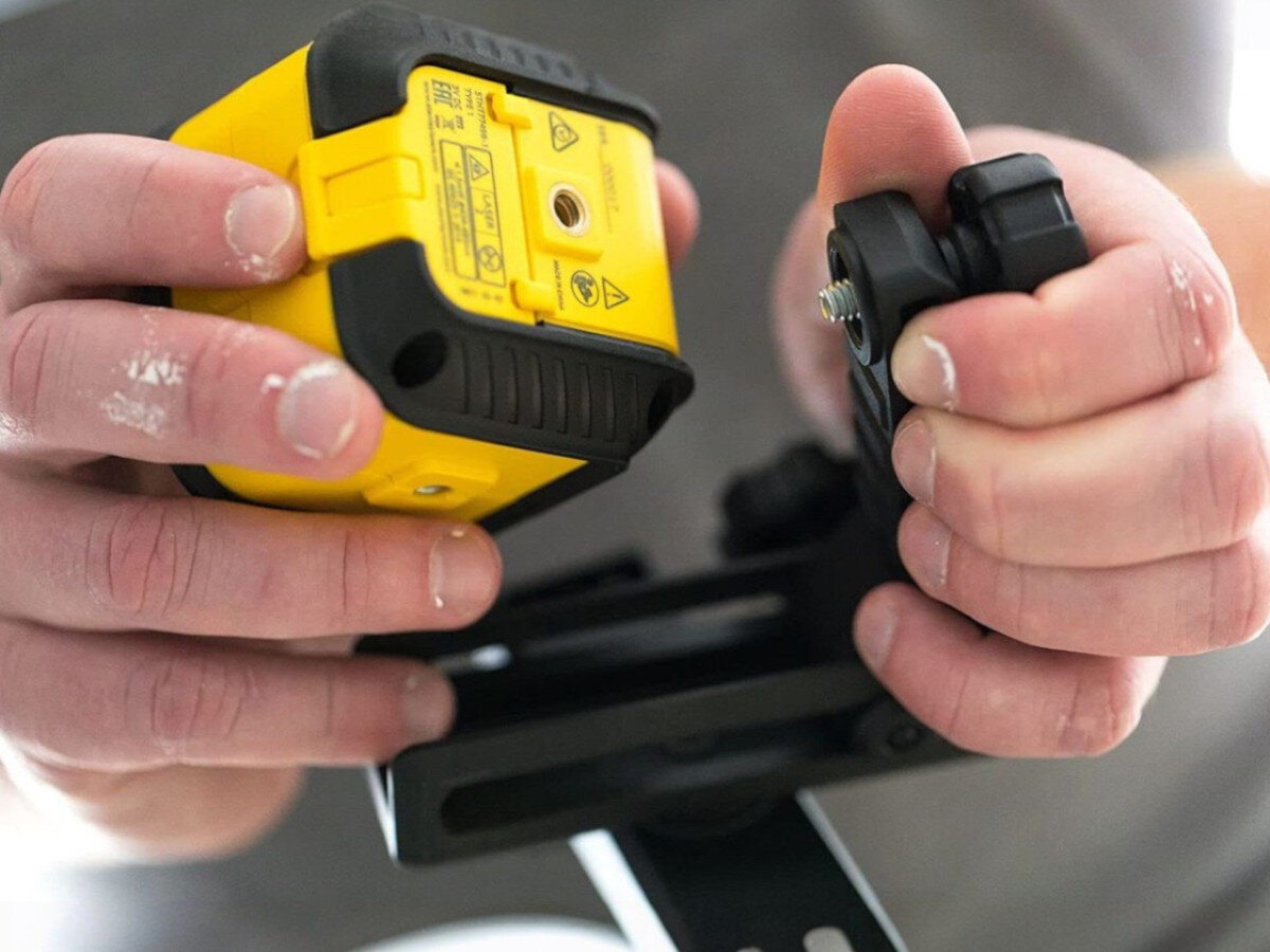 Laser krzyżowy STANLEY Cubix STHT77499-1, uchwyt, montaż, zacisk, rama, Montaż lasera Stanley Cubix na krawędzi drzwi.