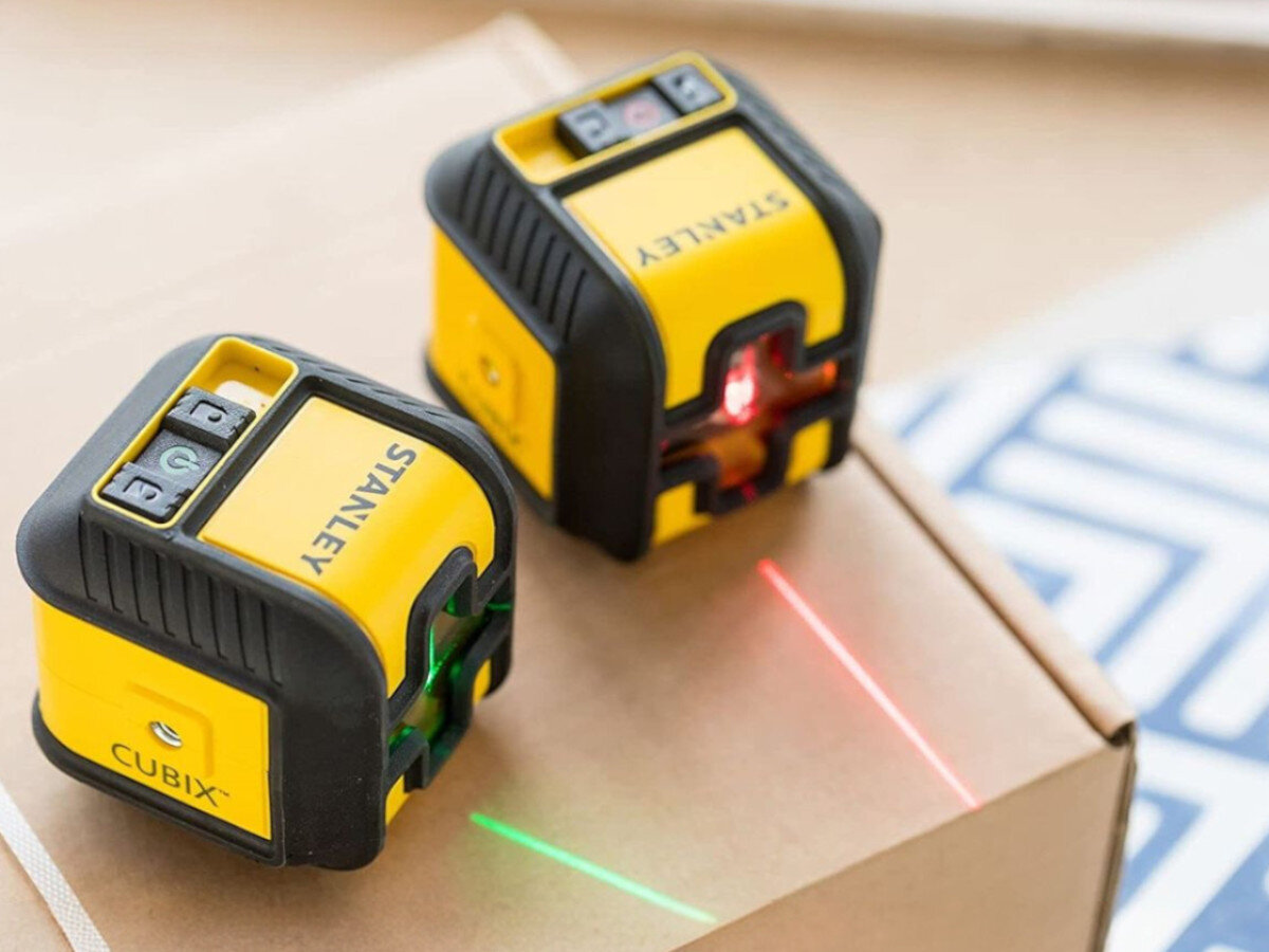 Laser krzyżowy STANLEY Cubix STHT77499-1, kostka, obudowa, ochrona, chwyt, Laser krzyżowy na narożniku ściany z linią.