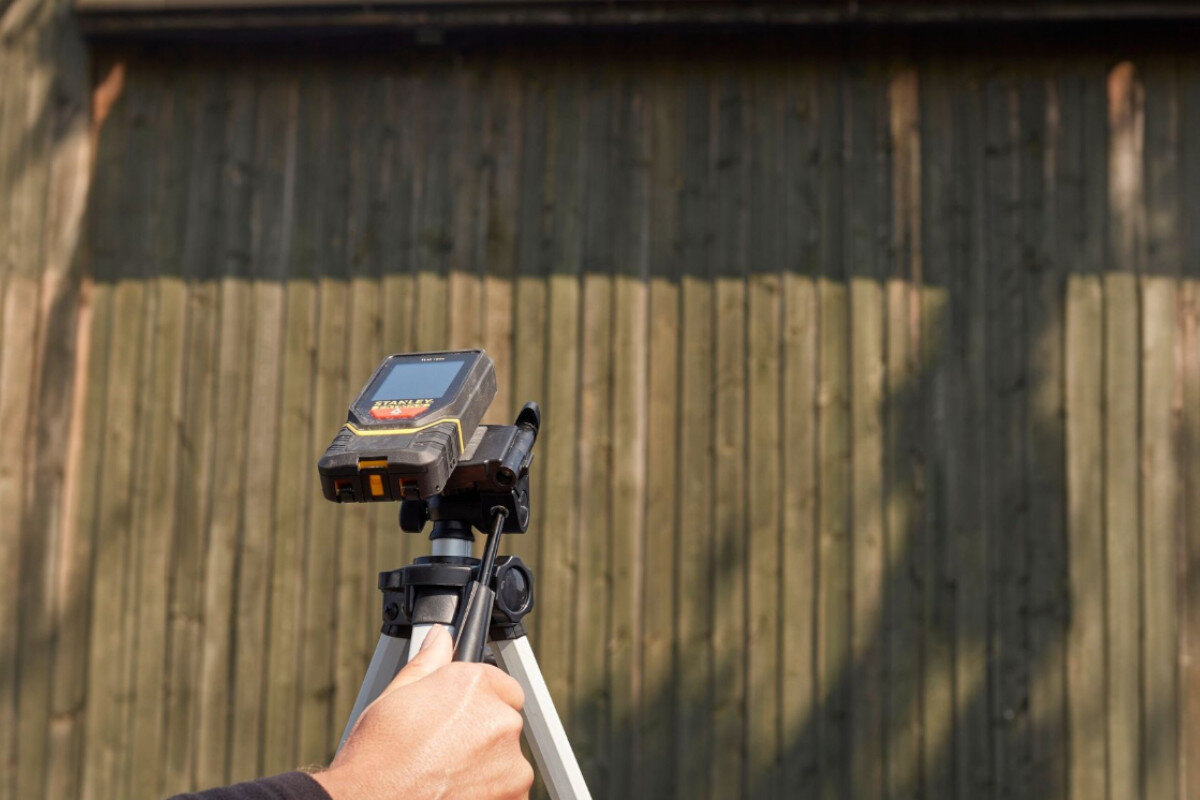 Dalmierz laserowy STANLEY TLM 165S STHT1-77139 50m, timer, odniesienie, ciągły, statyw, dalmierz zamontowany na tripodzie odmierza zewnętrzną ścianę budynku
