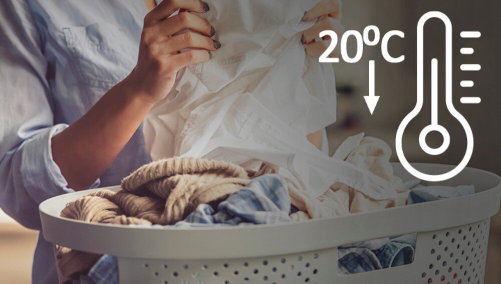 Osoba trzyma kosz z praniem, a obok widoczna jest ikona termometru z napisem \'20°C\'.
