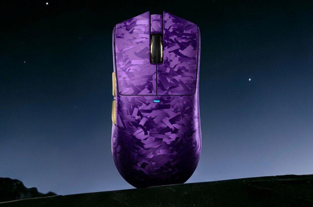Mysz ATTACK SHARK X11 Ultra Mysz komputerowa widoczna z góry spoczywa na ciemnej krawędzi na tle nocnego nieba z kilkoma gwiazdami