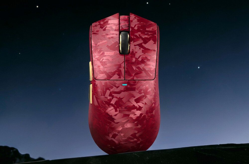Mysz ATTACK SHARK X11 Ultra Mysz komputerowa widoczna z góry spoczywa na ciemnej krawędzi na tle nocnego nieba z kilkoma gwiazdami