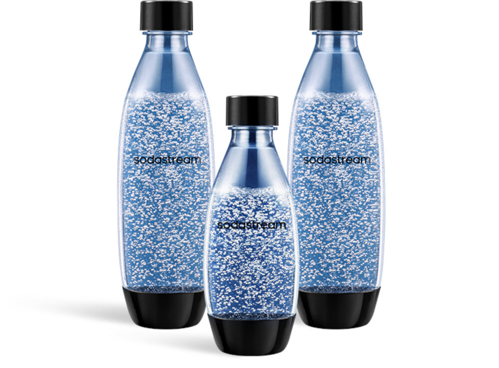 Trzy przezroczyste butelki z czarnymi nakrętkami i podstawami, wypełnione niebieską cieczą z bąbelkami. Na każdej butelce widnieje napis \'sodastream\'.