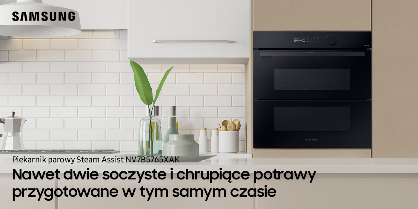 Zdjęcie piekarnika parowego Steam Assist, który stylowo prezentuje się w kuchni z kremowymi ścianami i meblami. Urządzenie można kupić w sklepach Media Expert. Na obrazie widoczna jest nowoczesna kuchnia z czarnym piekarnikiem w zabudowie. Na dole znajduje się tekst: \'Nawet dwie soczyste i chrupiące potrawy przygotowane w tym samym czasie\'.