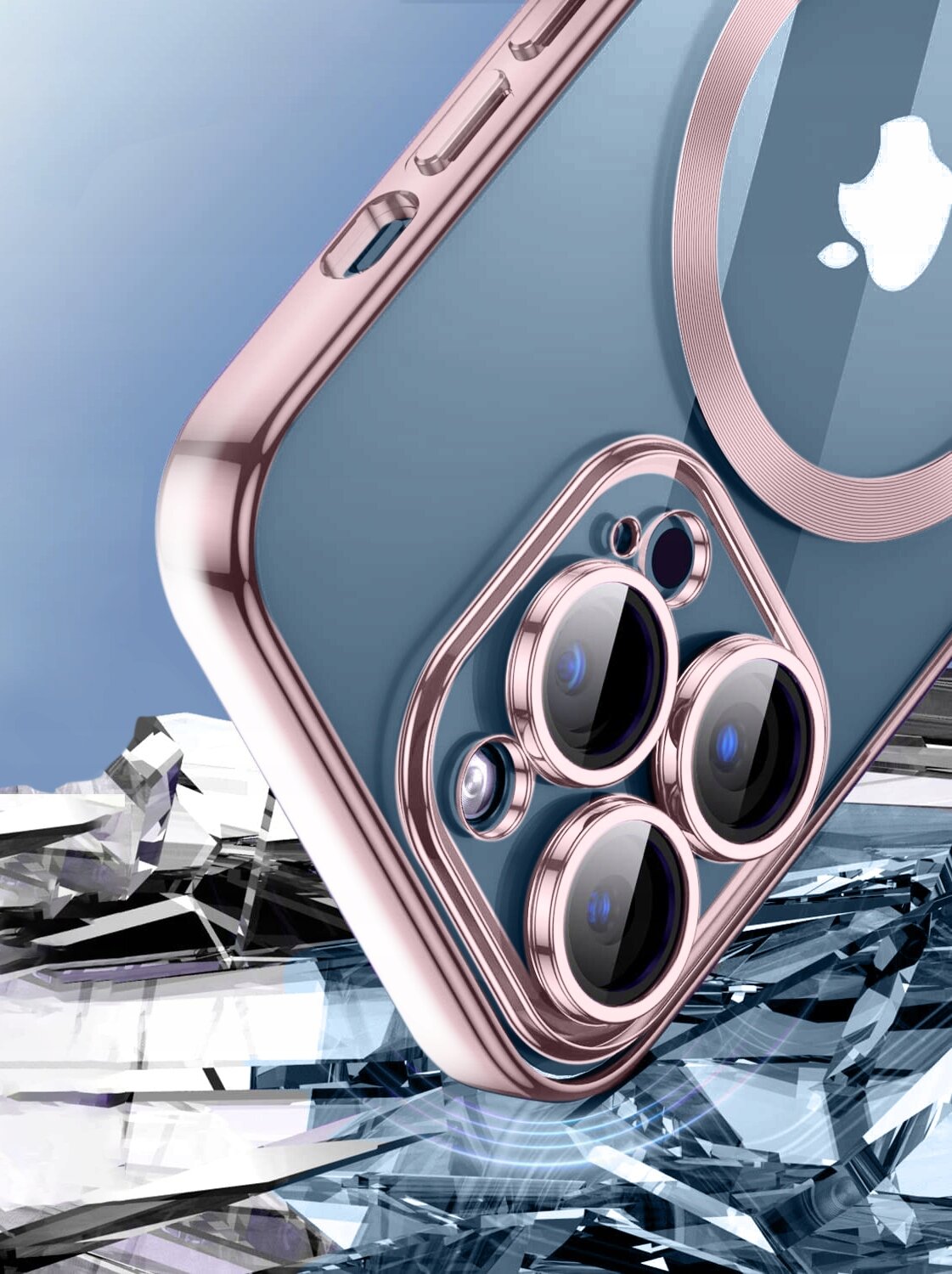 Obraz przedstawia etui na telefon z widocznymi trzema dużymi obiektywami aparatu oraz logo w kształcie jabłka. Etui ma metaliczne wykończenie i jest umieszczone na tle przypominającym kryształy.