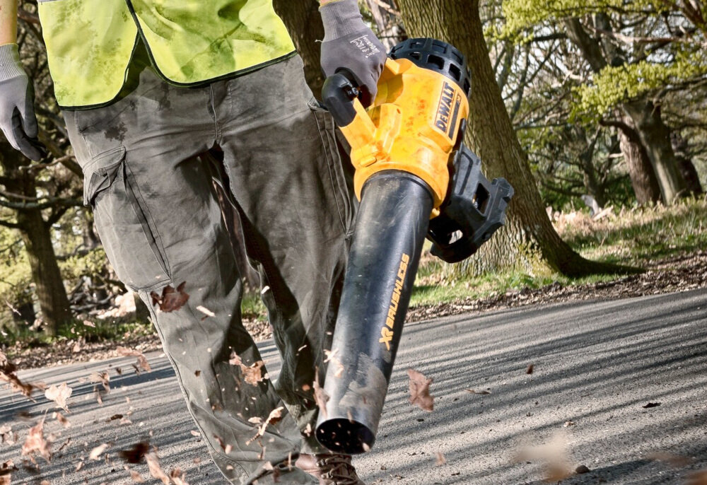 Dmuchawa akumulatorowa DEWALT DCM562PB-QW 18V,5.0 AH uchwyt miękki ergonomiczna forma doskonałe wyważenie lekka i kompaktowa konstrukcja niska waga 3,2 kg