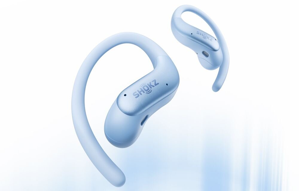 Na obrazie widoczne są niebieskie słuchawki powietrzne z logo \'SHOKZ\'. Słuchawki mają zakrzywiony kształt, dostosowany do noszenia za uchem.