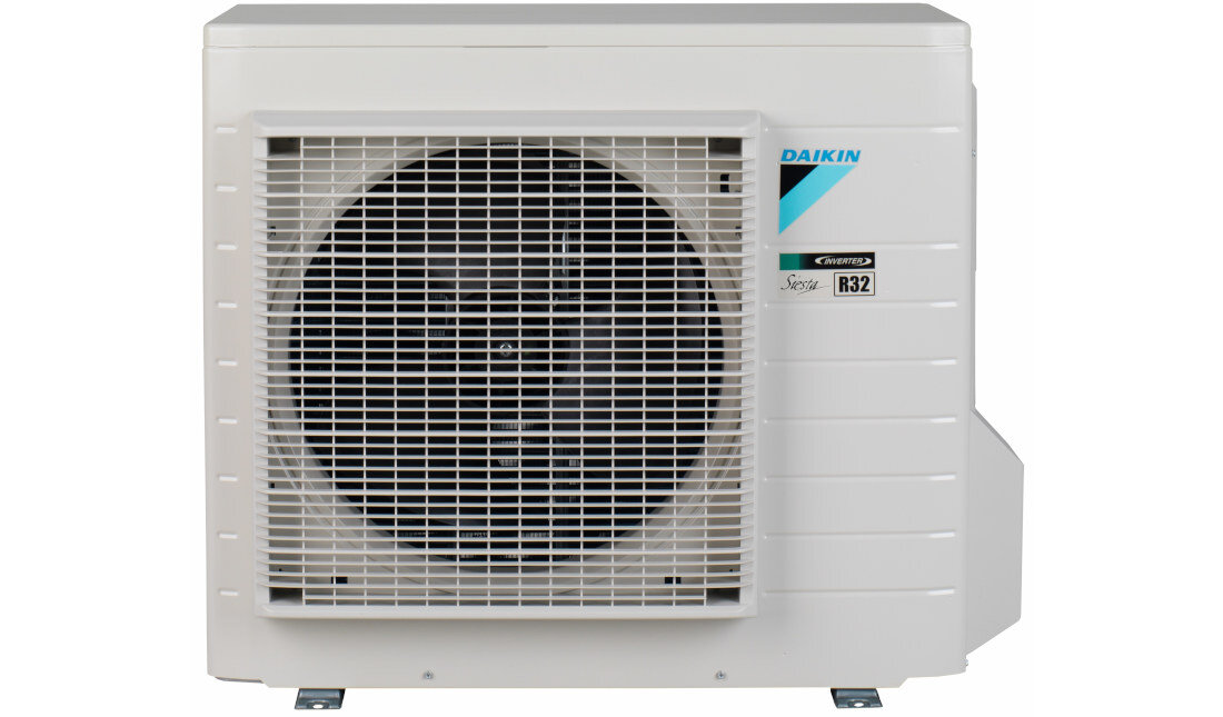 Na obrazie widoczna jest jednostka zewnętrzna klimatyzatora z logo \'DAIKIN\' oraz oznaczeniami \'R32\' i \'Siesta\'. Urządzenie ma kratkę ochronną i jest w kolorze białym.