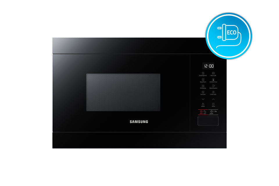Symbol Eco na zdjęciu kuchenki mikrofalowej wskazuje na niskie zużycie energii w trybie stand-by Czarna kuchenka mikrofalowa z logo Samsung na drzwiach, posiada panel dotykowy z wyświetlaczem pokazującym godzinę 12:00. W prawym górnym rogu znajduje się niebieska ikona z napisem \'ECO\'.