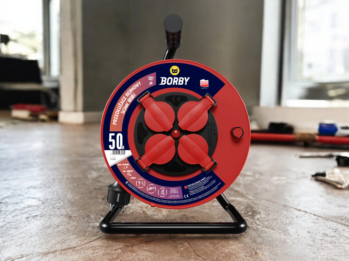 Czerwono-czarny przedłużacz bębnowy BORBY o długości 50 m stoi na podłodze. Na bębnie widoczne są cztery gniazda oraz logo BORBY.