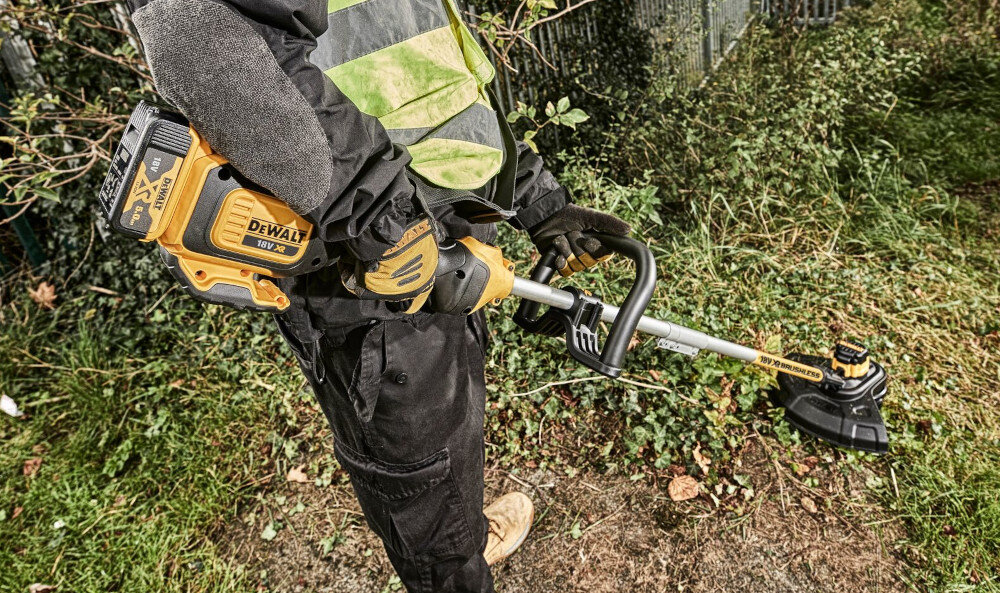 Podkaszarka akumulatorowa DEWALT DCM561PB silnik o wysokiej mocy predkosc do 6000 obr/min praca w dwoch predkosciach silnik bezszczotkowy opatentowana przekladnia zebata wiekszy moment obrotowy utrzymanie stalej predkosci