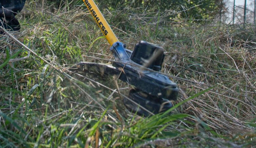 Podkaszarka akumulatorowa DEWALT DCM561PB glowica tnaca z polautomatyczny wysuw zylki tnacej srednica zylki 2 mm szerokosc robocza 33 cm