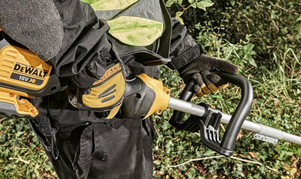 Podkaszarka akumulatorowa DEWALT DCM561PB wlacznik plynna regulacja kontrola maszyny wygodny uchwyt antyposlizgowe tworzywo uchwyt pomocniczy