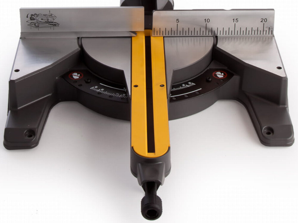 Pilarka ukosowa DEWALT DCS778T2 łatwa obsługa i wybór parametry pracy lewa przekładnia boczna skala do podparcia materiału zaznaczone kąty 15 22,5 30 i 45 stopni aretowanie kątów do 50 stopni