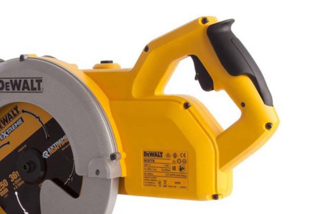 Pilarka ukosowa DEWALT DCS778T2 pracuje w zgodzie z rygorystycznymi zasadami ergonomii wyprofilowana rękojeść pokryta antypoślizgowym tworzywem