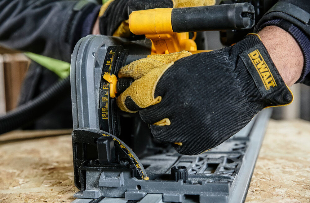 Zagłębiarka DEWALT DCS520NT w ramach użytku profesjonalnego indywidualna regulacja ustawienia względem szyny maksymaly kat odchylenia od pionu 47 stopni maksymalna głębokość cięcia pod kątem 45 do 40 mm pod kątem 90 stopni do 55 mm