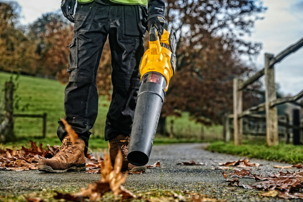 Dmuchawa do liści DEWALT DCM572X1-QW prędkość wydmuchu do 200 km/h funkcja regulowanej prędkości