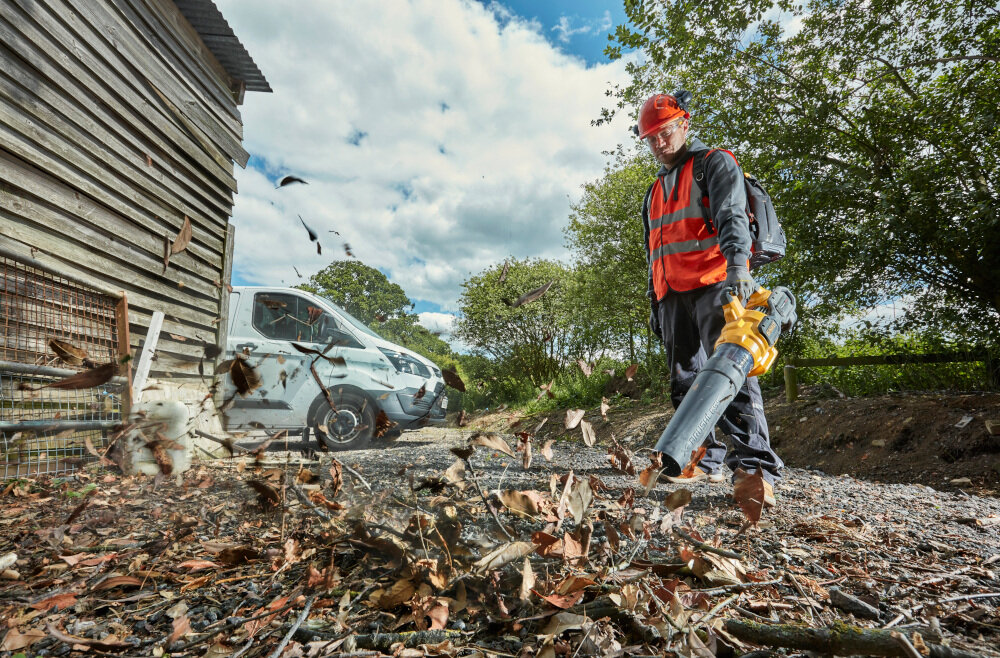 Dmuchawa do liści DEWALT DCM572X1-QW obudowa ma zwiększoną odporność na pękanie z wysokiej jakości tworzywa sztucznego trwałość odporność na uszkodzenia