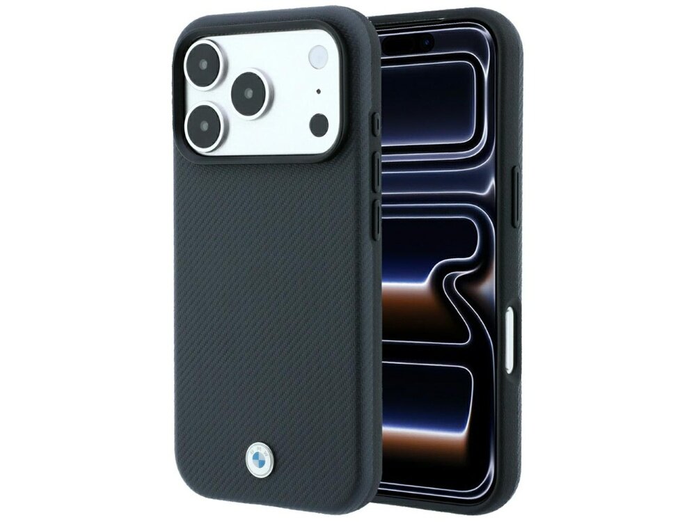 Na obrazie widoczne jest etui na telefon w kolorze antracytowym z teksturą, z logo BMW na dole. Etui jest założone na telefon z trzema obiektywami aparatu i wyświetlaczem z abstrakcyjnym wzorem.