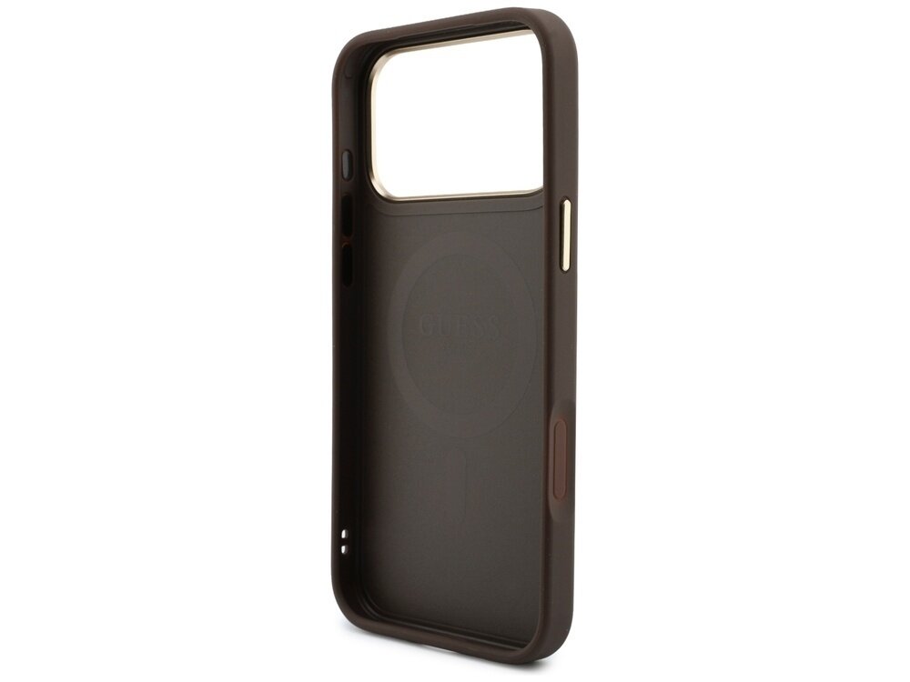 Brązowe etui na telefon z dużym otworem na aparat i napisem \'GUESS\' wewnątrz. Etui posiada wycięcia na przyciski i porty.