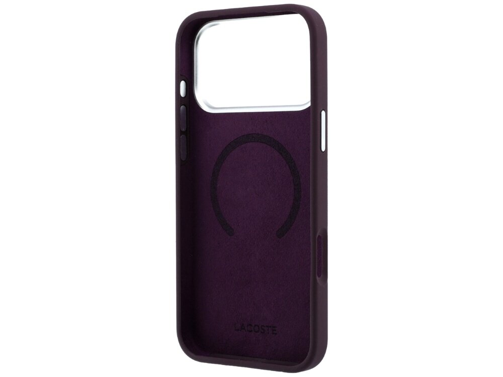 Burgundowe etui na telefon z dużym otworem na aparat i logo \'LACOSTE\' na dole. Wewnątrz widoczny jest okrągły wzór, prawdopodobnie związany z funkcją MagSafe.