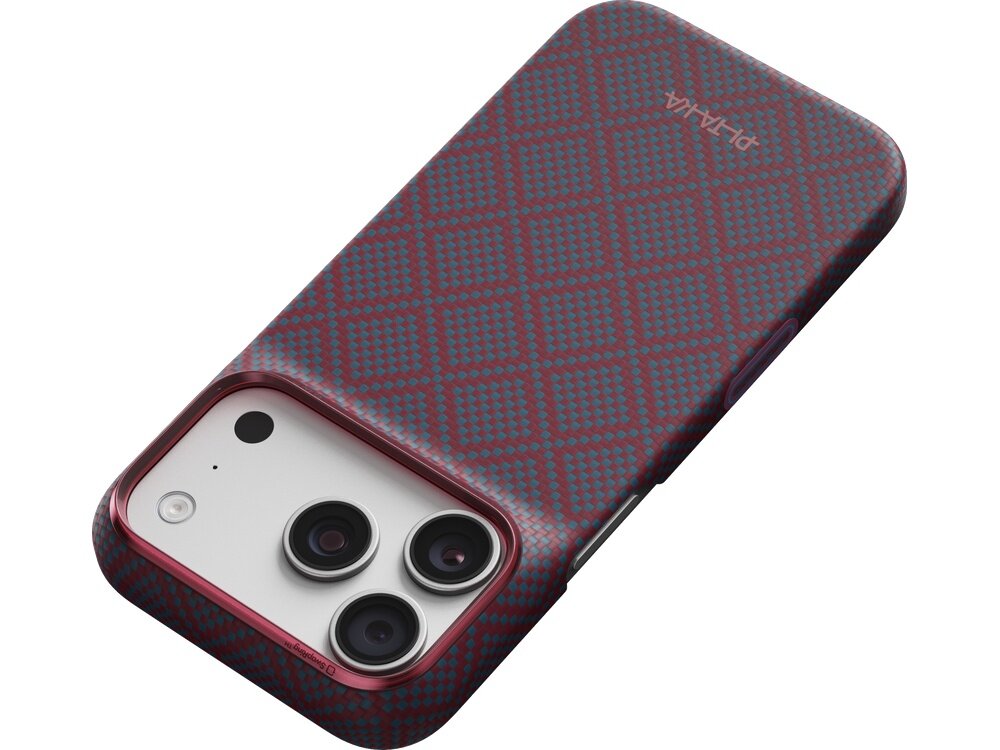 Etui na telefon z wzorem w romby w kolorach niebieskim i czerwonym, z trzema wycięciami na obiektywy aparatu. Na etui widoczne jest logo \'PITAKA\'.