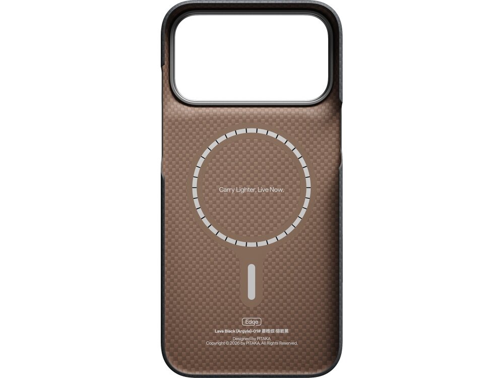Etui w kolorze brązowym z teksturą przypominającą włókno węglowe, posiada duży otwór na aparat oraz nadrukowany okrąg z napisem \'Carry Lighter. Live Now.\'.
