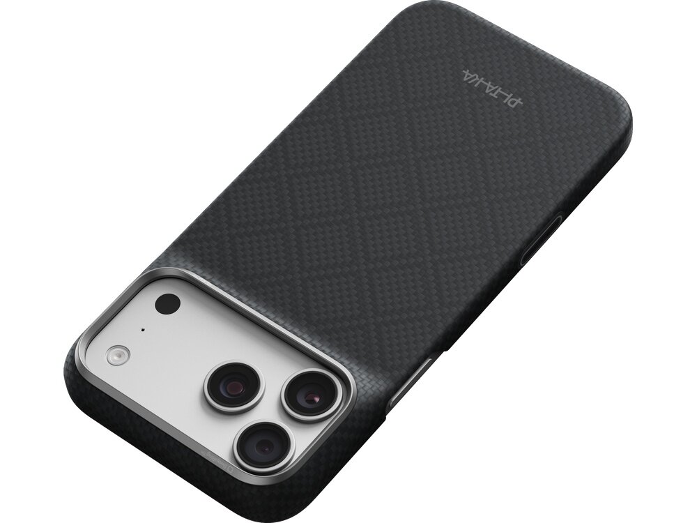 Czarne etui z wzorem argyle na telefon z trzema widocznymi obiektywami aparatu. Na etui widoczne jest logo \'PITAKA\'.