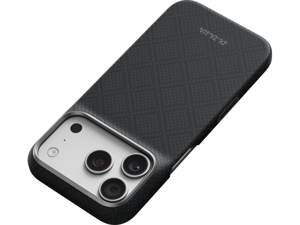 Czarne etui z wzorem argyle na telefon z trzema widocznymi obiektywami aparatu. Na etui widoczne jest logo \'PITAKA\'.