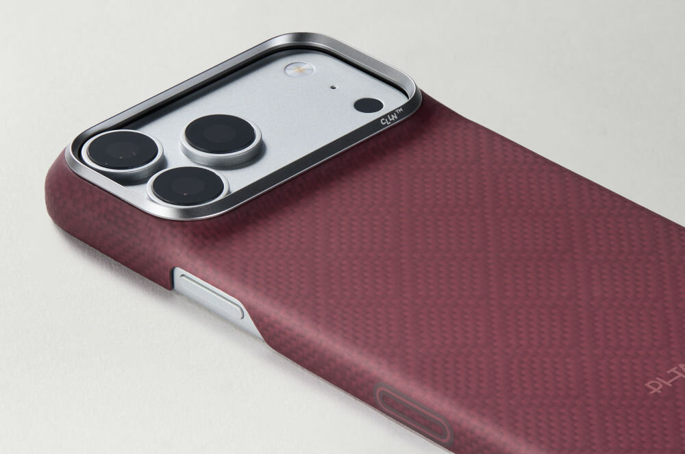 Etui w kolorze fioletowym z teksturą, dopasowane do telefonu z trzema obiektywami aparatu. Na etui widoczne jest logo \'PITAKA\'.