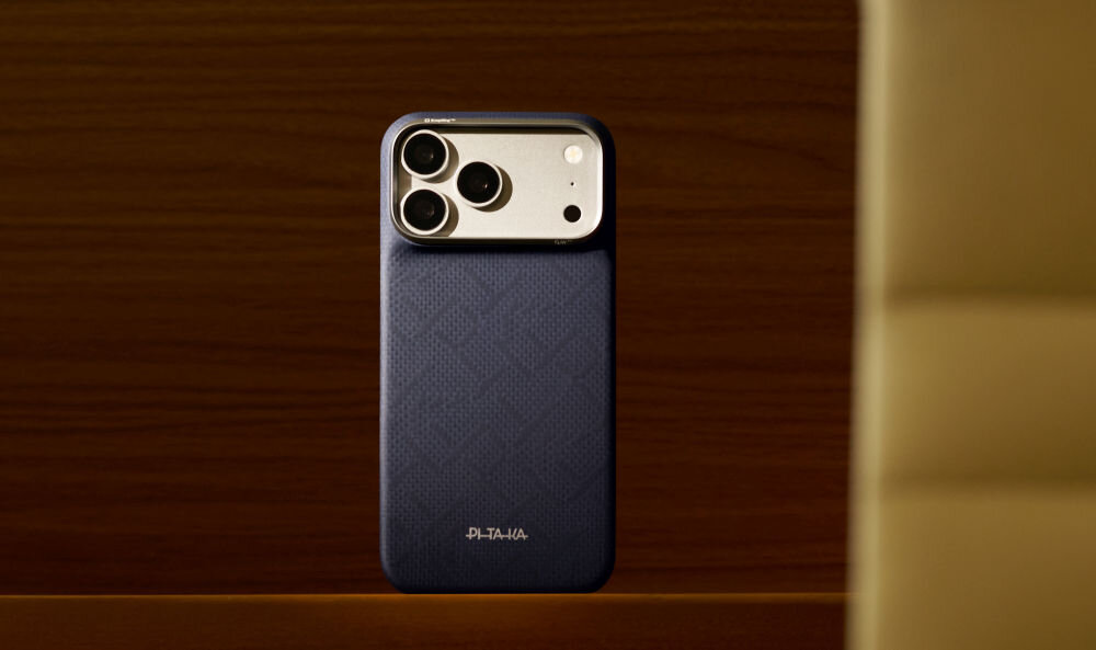 Na obrazie widoczne jest niebieskie etui na telefon z trzema dużymi otworami na aparaty. Na etui znajduje się napis \'PITAKA\'.